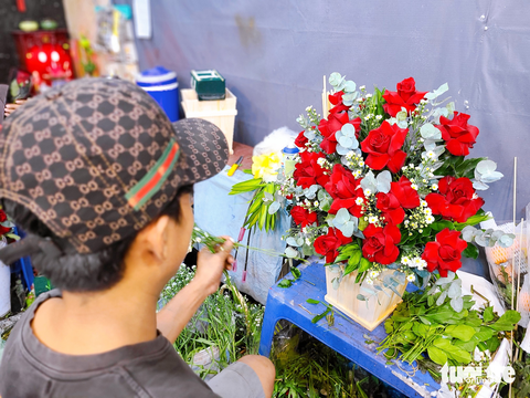 Xuất hiện nhiều mẫu hoa lạ ngày 8-3 - Ảnh 4. Xuất hiện nhiều mẫu hoa lạ ngày 8-3 - Ảnh 4.