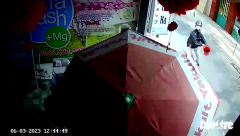 Nữ chủ tiệm bánh kem bị tạt chất bẩn vào nhà, đe dọa tính mạng con trai - Ảnh 1. Nữ chủ tiệm bánh kem bị tạt chất bẩn vào nhà, đe dọa tính mạng con trai - Ảnh 1.