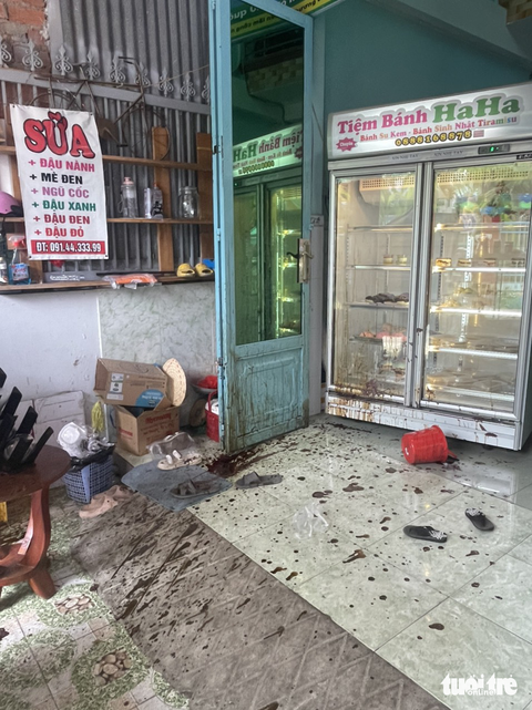 Nữ chủ tiệm bánh kem bị tạt chất bẩn vào nhà, đe dọa tính mạng con trai - Ảnh 3. Nữ chủ tiệm bánh kem bị tạt chất bẩn vào nhà, đe dọa tính mạng con trai - Ảnh 3.