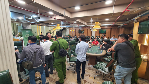 Hàng chục cảnh sát ập vào kiểm tra Câu lạc bộ Aces Poker tổ chức thi đấu không phép - Ảnh 3. Hàng chục cảnh sát ập vào kiểm tra Câu lạc bộ Aces Poker tổ chức thi đấu không phép - Ảnh 3.