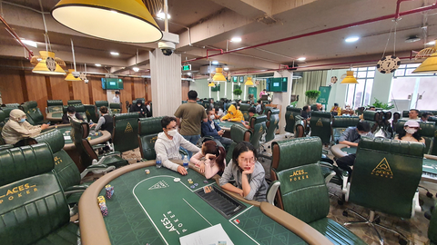 Hàng chục cảnh sát ập vào kiểm tra Câu lạc bộ Aces Poker tổ chức thi đấu không phép - Ảnh 4. Hàng chục cảnh sát ập vào kiểm tra Câu lạc bộ Aces Poker tổ chức thi đấu không phép - Ảnh 4.