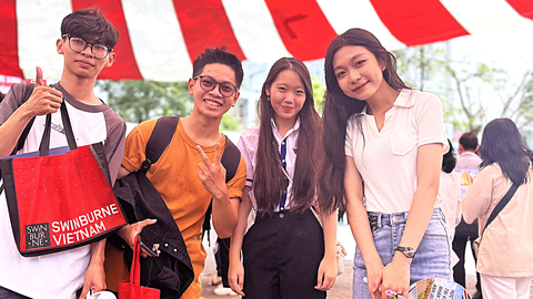 Trớ trêu cán cân tuyển sinh - tuyển dụng - Ảnh 1. Học sinh miền Tây hào hứng tham dự Ngày hội tư vấn tuyển sinh - hướng nghiệp do báo Tuổi Trẻ tổ chức tại Cần Thơ vào hôm 5-3 - Ảnh: N.HUY