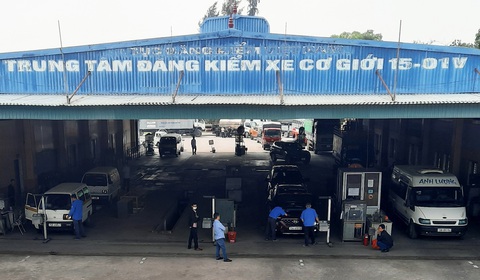Tài xế nhiều tỉnh thành về Hải Phòng ‘xếp lốt’ đợi đăng kiểm - Ảnh 5. Tài xế nhiều tỉnh thành về Hải Phòng ‘xếp lốt’ đợi đăng kiểm - Ảnh 5.