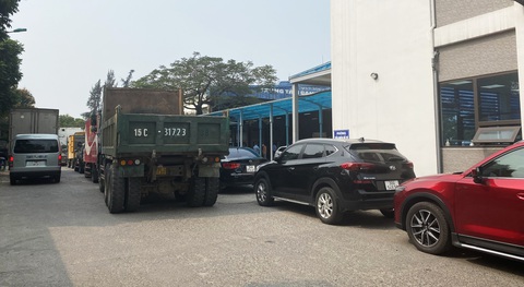 Tài xế nhiều tỉnh thành về Hải Phòng ‘xếp lốt’ đợi đăng kiểm - Ảnh 4. Tài xế nhiều tỉnh thành về Hải Phòng ‘xếp lốt’ đợi đăng kiểm - Ảnh 4.