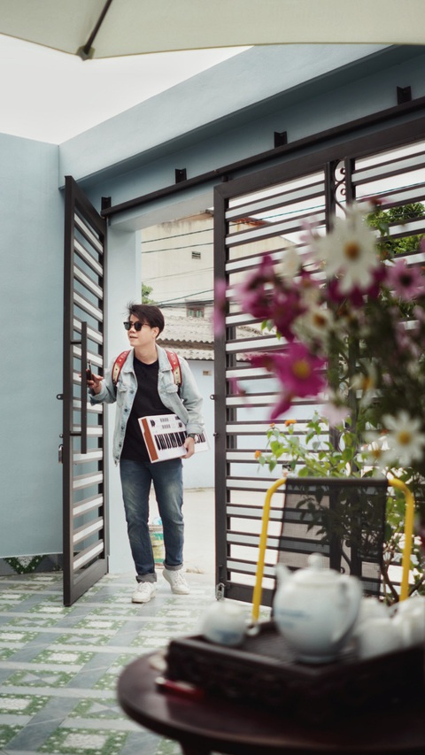 Ngày 8-3, Đinh Mạnh Ninh gửi điều ngọt ngào về mẹ từ ký ức bị... ăn roi - Ảnh 2. Ngày 8-3, Đinh Mạnh Ninh gửi điều ngọt ngào về mẹ từ ký ức bị... ăn roi - Ảnh 2.
