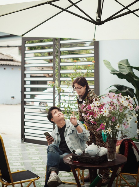 Ngày 8-3, Đinh Mạnh Ninh gửi điều ngọt ngào về mẹ từ ký ức bị... ăn roi - Ảnh 3. Ngày 8-3, Đinh Mạnh Ninh gửi điều ngọt ngào về mẹ từ ký ức bị... ăn roi - Ảnh 3.