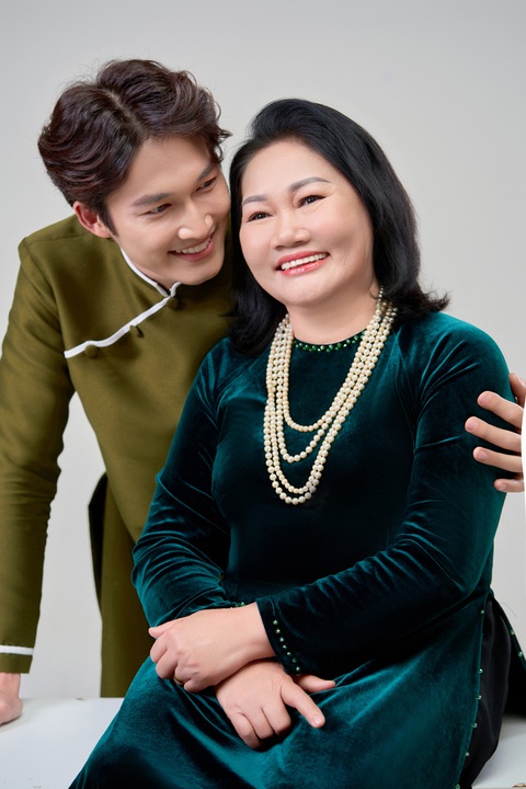 Huyền Lizzie, Đình Tú, MC Mai Ngọc lần đầu khoe mẹ, tiết lộ quá khứ đầy xúc động - Ảnh 1. Huyền Lizzie, Đình Tú, MC Mai Ngọc lần đầu khoe mẹ, tiết lộ quá khứ đầy xúc động - Ảnh 1.