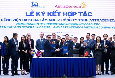 Phát triển nghiên cứu khoa học lĩnh vực y tế tại Việt Nam - Ảnh 1. Lễ ký bản ghi nhớ hợp tác song phương giữa hệ thống Bệnh viện đa khoa Tâm Anh và Công ty TNHH AstraZeneca Việt Nam - Ảnh: NAM TRẦN