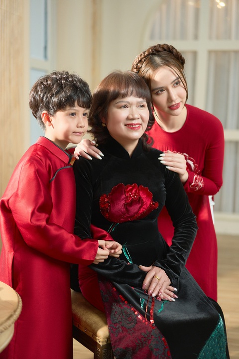 Huyền Lizzie, Đình Tú, MC Mai Ngọc lần đầu khoe mẹ, tiết lộ quá khứ đầy xúc động - Ảnh 3. Huyền Lizzie, Đình Tú, MC Mai Ngọc lần đầu khoe mẹ, tiết lộ quá khứ đầy xúc động - Ảnh 3.