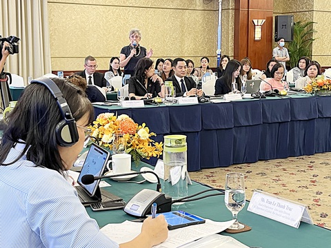 Doanh nghiệp nước ngoài kêu giấy phép lao động - Ảnh 1. Doanh nghiệp nước ngoài đặt câu hỏi tại buổi đối thoại - Ảnh: N.BÌNH