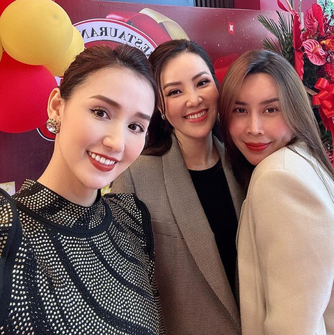 Ảnh vui sao Việt 8-3: Phương Oanh thăm NSND Công Lý - Ảnh 5. Ảnh vui sao Việt 8-3: Phương Oanh thăm NSND Công Lý - Ảnh 5.
