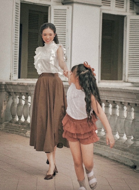Yeye Nhật Hạ lần đầu khoe diện mạo con gái - Ảnh 4. Yeye Nhật Hạ lần đầu khoe diện mạo con gái - Ảnh 4.