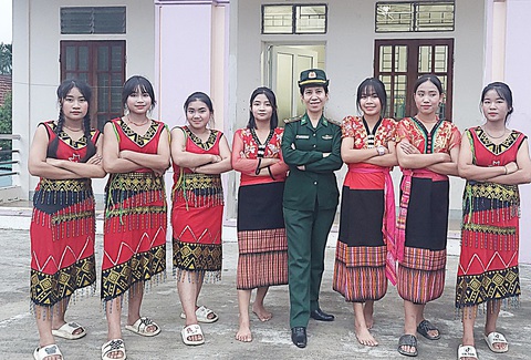 "Chị bộ đội" của bà con Đan Lai - Ảnh 3. Trong thời gian công tác ở Môn Sơn, chị nỗ lực giúp đỡ đồng bào Đan Lai, đặc biệt là hướng dẫn kỹ năng sống cho trẻ em gái - Ảnh: NVCC