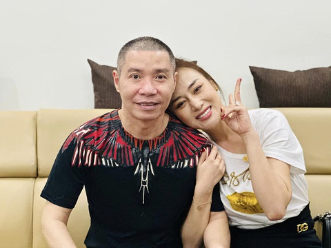 Ảnh vui sao Việt 8-3: Phương Oanh thăm NSND Công Lý - Ảnh 1. Ảnh vui sao Việt 8-3: Phương Oanh thăm NSND Công Lý - Ảnh 1.