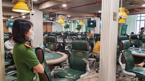 Hàng chục cảnh sát ập vào kiểm tra Câu lạc bộ Aces Poker tổ chức thi đấu không phép - Ảnh 5. Hàng chục cảnh sát ập vào kiểm tra Câu lạc bộ Aces Poker tổ chức thi đấu không phép - Ảnh 5.