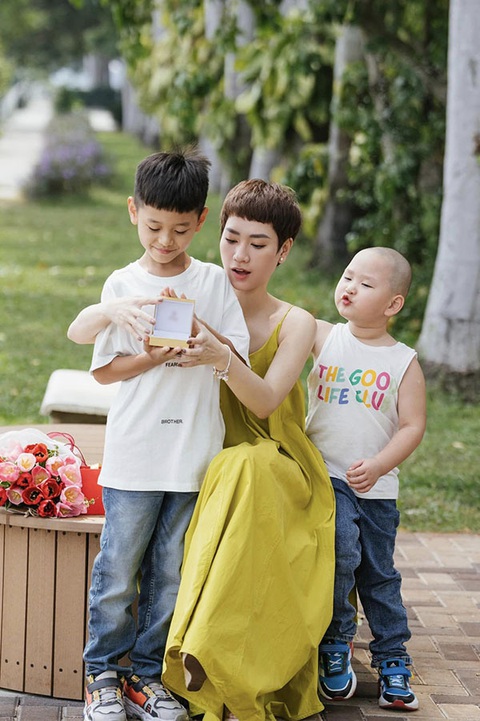 Ảnh vui sao Việt 8-3: Phương Oanh thăm NSND Công Lý - Ảnh 3. Ảnh vui sao Việt 8-3: Phương Oanh thăm NSND Công Lý - Ảnh 3.
