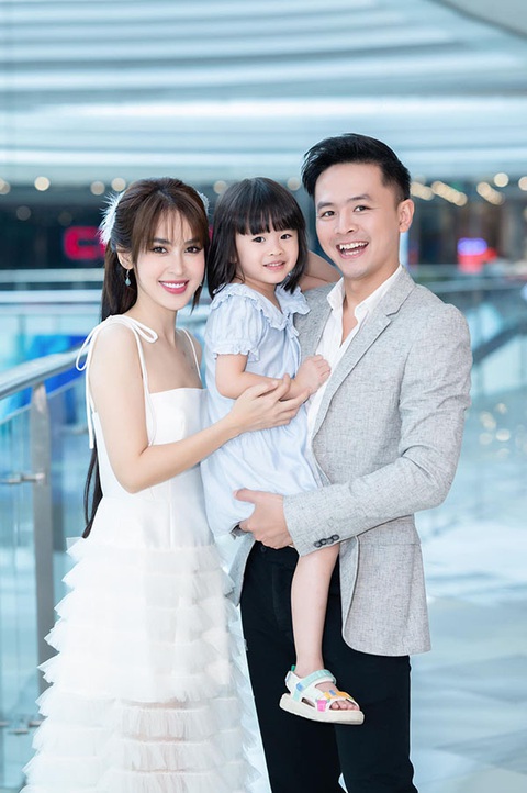 Ảnh vui sao Việt 8-3: Phương Oanh thăm NSND Công Lý - Ảnh 8. Ảnh vui sao Việt 8-3: Phương Oanh thăm NSND Công Lý - Ảnh 8.