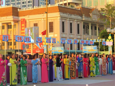Hơn 2.000 phụ nữ mặc áo dài diễu hành ven biển Nha Trang - Ảnh 1. Hơn 2.000 phụ nữ mặc áo dài diễu hành ven biển Nha Trang - Ảnh 1.