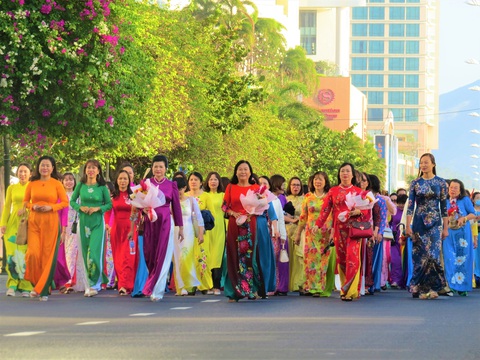 Hơn 2.000 phụ nữ mặc áo dài diễu hành ven biển Nha Trang - Ảnh 3. Hơn 2.000 phụ nữ mặc áo dài diễu hành ven biển Nha Trang - Ảnh 3.