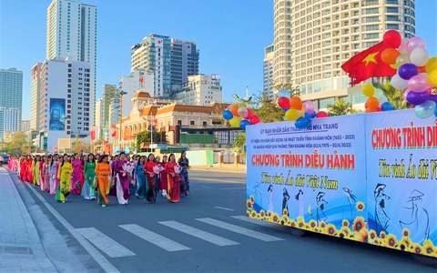 Hơn 2.000 phụ nữ mặc áo dài diễu hành ven biển Nha Trang - Ảnh 2. Hơn 2.000 phụ nữ mặc áo dài diễu hành ven biển Nha Trang - Ảnh 2.