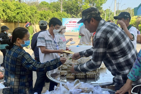 Cả ngàn người hớn hở tham gia phiên chợ thanh toán bằng lá cây ở Đồng Nai - Ảnh 1. Cả ngàn người hớn hở tham gia phiên chợ thanh toán bằng lá cây ở Đồng Nai - Ảnh 1.