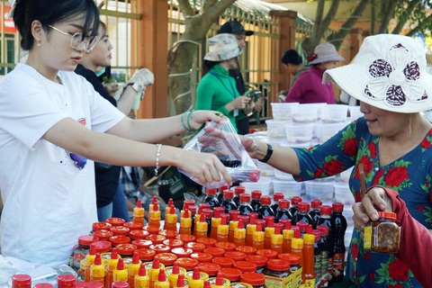 Cả ngàn người hớn hở tham gia phiên chợ thanh toán bằng lá cây ở Đồng Nai - Ảnh 4. Cả ngàn người hớn hở tham gia phiên chợ thanh toán bằng lá cây ở Đồng Nai - Ảnh 4.