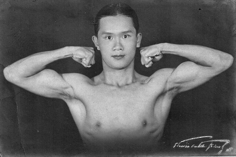 Tay đấm huyền thoại Tiểu Lý Quảng - Ảnh 2. Võ sĩ Tiểu Lý Quảng năm 19 tuổi (1934) - Ảnh gia đình