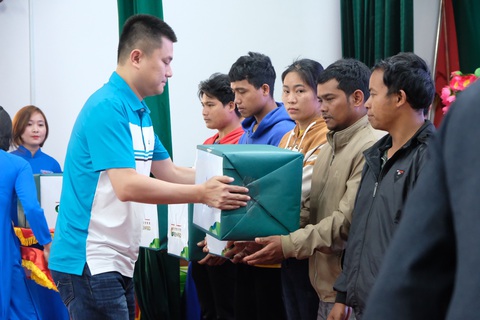 Hơn 12 năm trao cơ hội cho nhà nông vượt khó - Ảnh 1. Ông Lý Anh Duy Quang - giám đốc Phòng hoạt động trách nhiệm cộng đồng, GREENFEED Việt Nam trao quà cho các hộ dân nhận vốn tại Gia Lai - Ảnh: ĐÌNH CƯƠNG