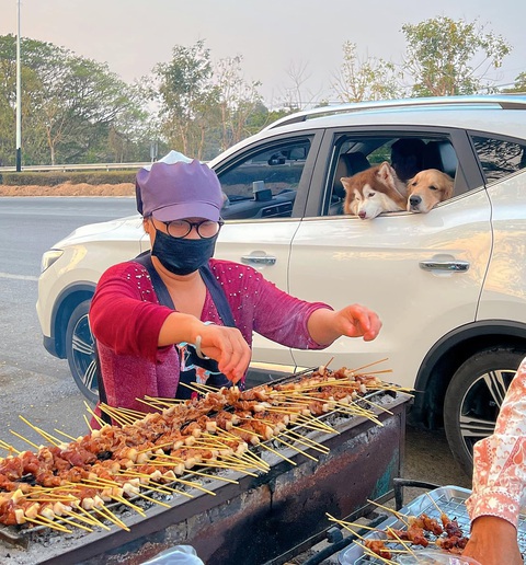 Ảnh vui 9-3: Cô ơi, thịt xiên bao tiền thế? - Ảnh 1. Ảnh vui 9-3: Cô ơi, thịt xiên bao tiền thế? - Ảnh 1.
