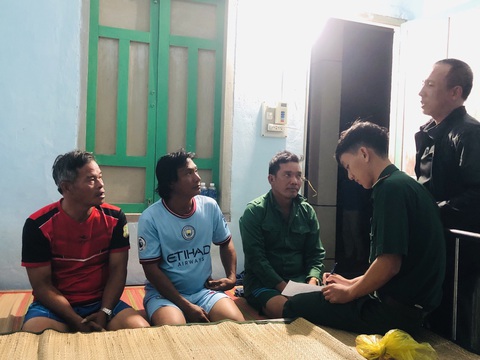 Vụ sà lan gặp nạn ở biển Phú Quý: Tàu cá ngư dân cứu vớt thêm hai thuyền viên - Ảnh 1. Vụ sà lan gặp nạn ở biển Phú Quý: Tàu cá ngư dân cứu vớt thêm hai thuyền viên - Ảnh 1.