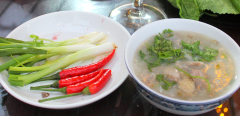 Chén cháo lòng gà thả thơm ngon, hấp dẫn và đầy hương vị Chén cháo lòng gà thả thơm ngon, hấp dẫn và đầy hương vị