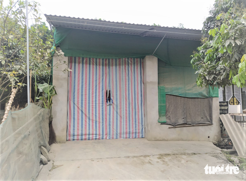 Khổ sở sống bên con đường đang thi công đầy bụi - Ảnh 5. Một ngôi nhà giăng bạt kín mít để tránh bụi - Ảnh: LÊ MINH