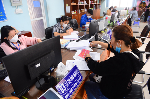 Chính thức công bố hàng trăm thủ tục phải bãi bỏ yêu cầu trình hộ khẩu, xác nhận cư trú - Ảnh 1. Chính thức công bố hàng trăm thủ tục phải bãi bỏ yêu cầu trình hộ khẩu, xác nhận cư trú - Ảnh 1.