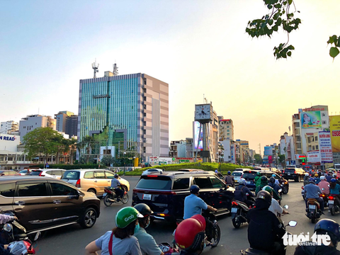 Đề xuất tháo dỡ vòng xoay Điện Biên Phủ: Chuyên gia góp ý không nên - Ảnh 1. Vào giờ cao điểm, giao thông đi lại qua vòng xoay Nguyễn Bỉnh Khiêm khá hỗn loạn - Ảnh: LƯU DUYÊN