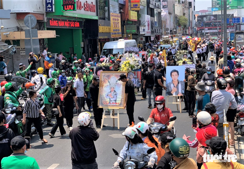 Hàng ngàn người chen kín đường đưa tiễn nghệ sĩ Vũ Linh - Ảnh 9. Hàng ngàn người chen kín đường đưa tiễn nghệ sĩ Vũ Linh - Ảnh 9.