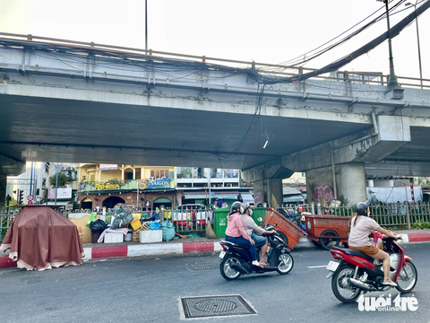Dạ cầu ở TP.HCM sẽ được lắp rào chắn, trải bê tông - Ảnh 1. Dạ cầu ở TP.HCM sẽ được lắp rào chắn, trải bê tông - Ảnh 1.