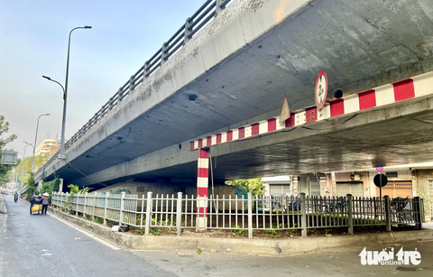 Dạ cầu ở TP.HCM sẽ được lắp rào chắn, trải bê tông - Ảnh 2. Dạ cầu ở TP.HCM sẽ được lắp rào chắn, trải bê tông - Ảnh 2.