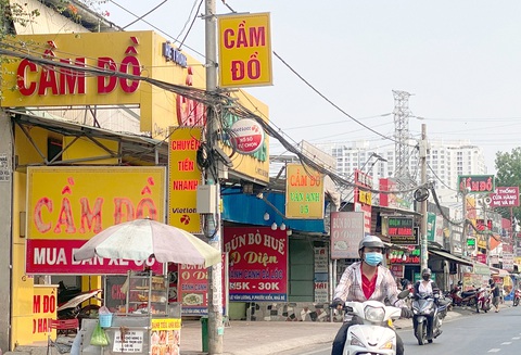 Dịch vụ cầm đồ biến tướng - Ảnh 3. Chỉ đoạn đường khoảng 500m trên đường Lê Văn Lương, xã Phước Kiển, huyện Nhà Bè (TP.HCM) có hơn ba điểm cầm đồ các loại từ xe máy, ô tô, điện thoại, laptop cho đến các loại nhà đất, nữ trang cao cấp - Ảnh: TỰ TRUNG