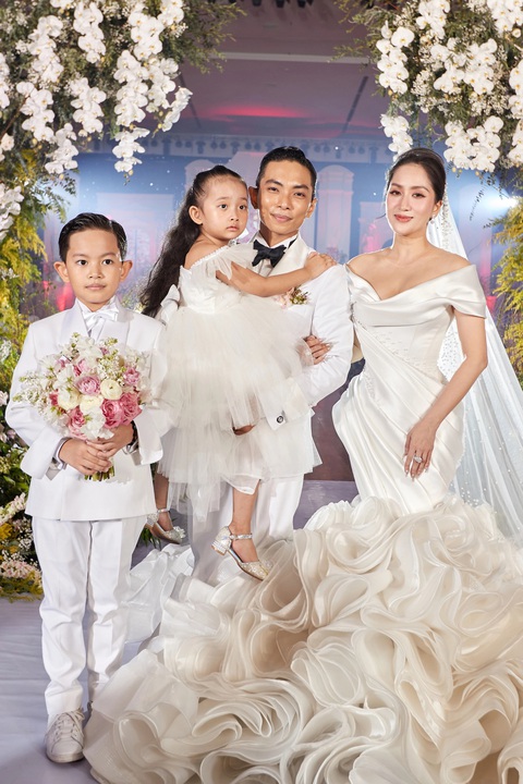 Khánh Thi mang thai lần 3 ở tuổi 41 - Ảnh 2. Khánh Thi mang thai lần 3 ở tuổi 41 - Ảnh 2.