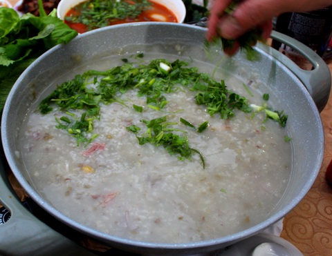 THêm rau gia vị vào nồi cháo cho thơm Thêm rau gia vị vào nồi cháo cho thơm