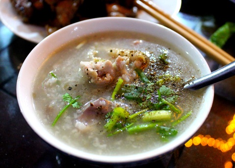 Chén cháo lòng gà thả thơm ngon, hấp dẫn Chén cháo lòng gà thả thơm ngon, hấp dẫn