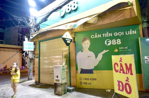 Dịch vụ cầm đồ biến tướng - Ảnh 2. Ngày 8-3 tại các tuyến đường ở TP.HCM như Ung Văn Khiêm, Nguyễn Gia Trí, vòng xoay Hàng Xanh nhiều cửa hàng của F88 đóng cửa không hoạt động. Trong ảnh: tiệm cầm đồ ở đường Nguyễn Xí, phường 26, quận Bình Thạnh đóng cửa - Ảnh: T.T.D.