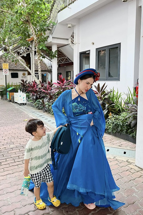 Ảnh vui sao Việt 9-3: Con trai Hòa Minzy ngỡ ngàng khi được ‘Thị Mầu’ đón - Ảnh 1. Ảnh vui sao Việt 9-3: Con trai Hòa Minzy ngỡ ngàng khi được ‘Thị Mầu’ đón - Ảnh 1.
