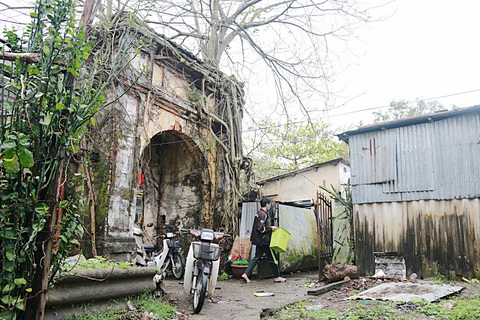 Sống khổ trong lăng mộ ba vua - Ảnh 4. Cửa hậu An Lăng cũng là lối vào khu nhà ở tập thể xuống cấp - Ảnh: NHẬT LINH