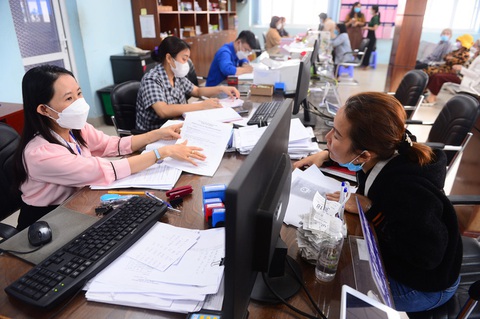 Để người giỏi vào cơ quan công quyền - Ảnh 1. Người dân làm thủ tục hành chính tại phường Hiệp Bình Chánh, TP Thủ Đức, TP.HCM - Ảnh: QUANG ĐỊNH