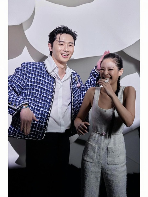 ‘Bàn tay lịch thiệp’ của Park Seo Joon dành cho Jennie Blackpink - Ảnh 2. ‘Bàn tay lịch thiệp’ của Park Seo Joon dành cho Jennie Blackpink - Ảnh 2.