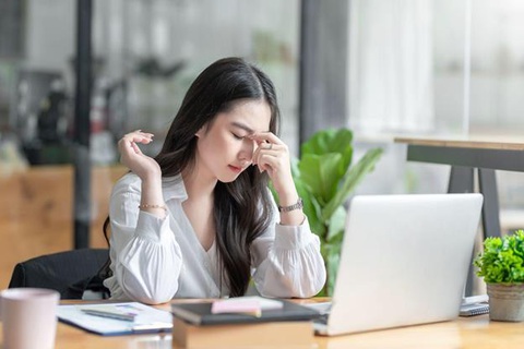 Nước mắt nhân tạo - cứu tinh của giới văn phòng thời công nghệ - Ảnh 1. Nước mắt nhân tạo - cứu tinh của giới văn phòng thời công nghệ - Ảnh 1.