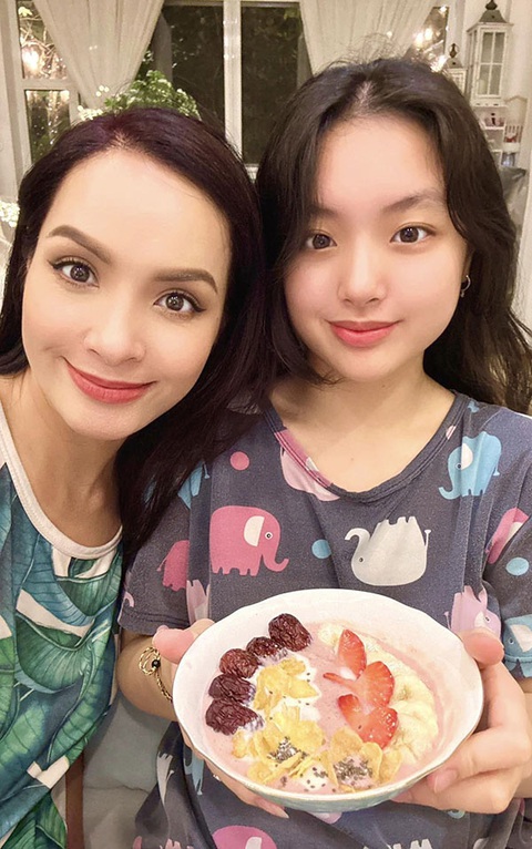 Ảnh vui sao Việt 9-3: Con trai Hòa Minzy ngỡ ngàng khi được ‘Thị Mầu’ đón - Ảnh 5. Ảnh vui sao Việt 9-3: Con trai Hòa Minzy ngỡ ngàng khi được ‘Thị Mầu’ đón - Ảnh 5.