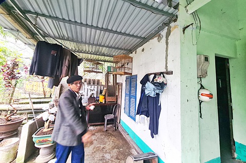 Sống khổ trong lăng mộ ba vua - Ảnh 3. Nhà ông Trương Quang Phương trong An Lăng, ngay gần phần mộ vua Duy Tân và vua Thành Thái - Ảnh: NHẬT LINH