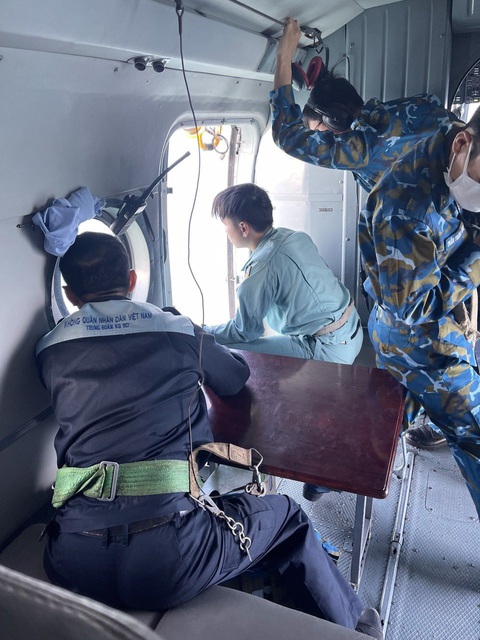 Trực thăng tìm kiếm các thuyền viên bị nạn trên biển Phú Quý - Ảnh 1. Trực thăng tìm kiếm các thuyền viên bị nạn trên biển Phú Quý - Ảnh 1.